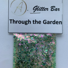 Des paillettes emballées dans le jardin